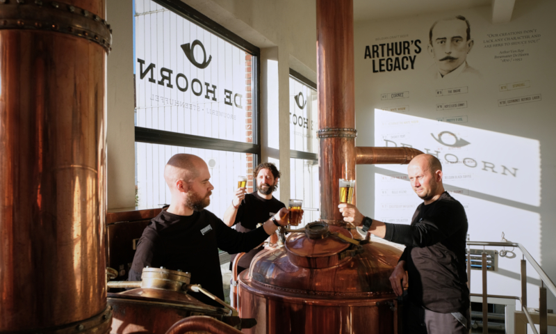 Estaminet Refined Lager in Brouwerij de Hoorn met het brouwersteam Dieter Bayens L Stijn Bundervoet M Kurt Sarens R